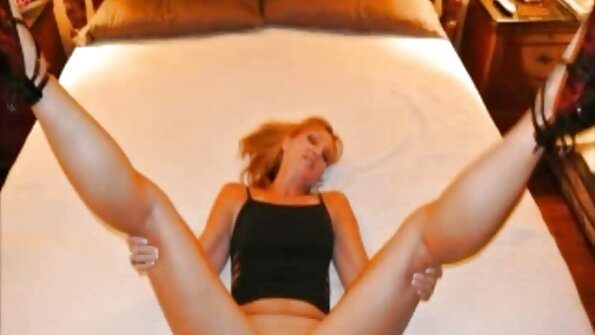 Cycata dziewczyna darmowe filmy erotyczne mamuśki ma na sobie mini spódniczkę podczas seksu na biurku