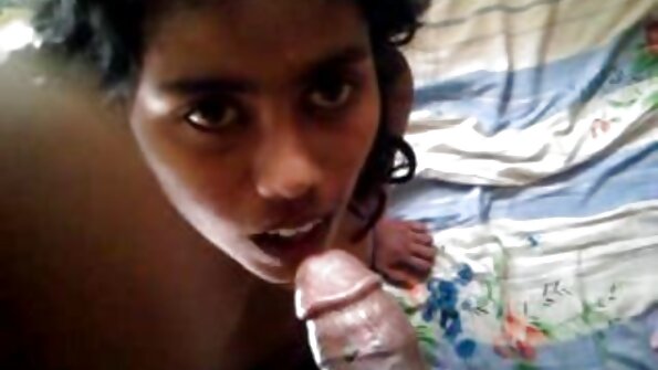 Gorąca dziewczyna pomaga chłopakowi wyssać darmowe porno z mamuskami mu jaja